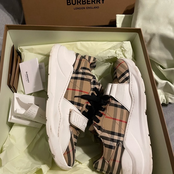 Burberry sneaker Regis size 41 (8US) - Picture 3 of 8